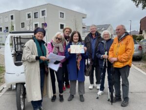 Der Schondorfer Kreis besichtigt die nominierten Bauwerke für den Gestaltungspreis "Gelungen"