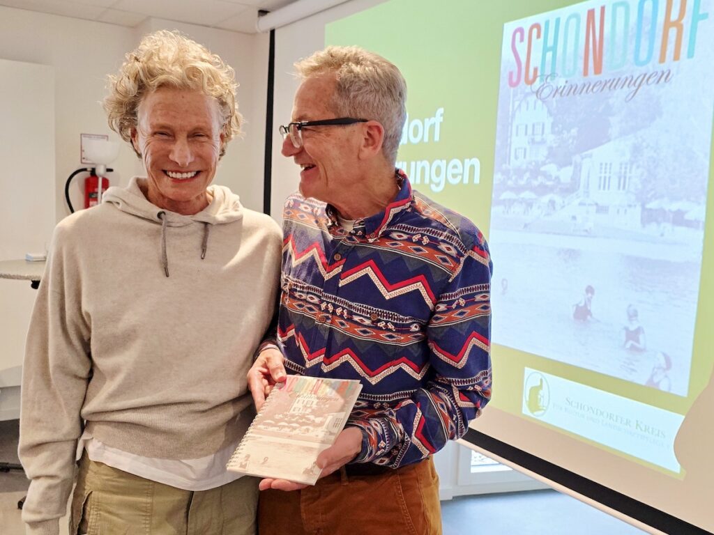 Diana Graham und Leopold Ploner präsentieren das Buch "Schondorf Erinnerungen", herausgegeben vom Verein Schondorfer Kreis