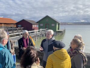 Rudolf Amann von der Deutsche Stiftung Denkmalschutz im Gespräch mit Mitgliedern des Vereins Schondorfer Kreis