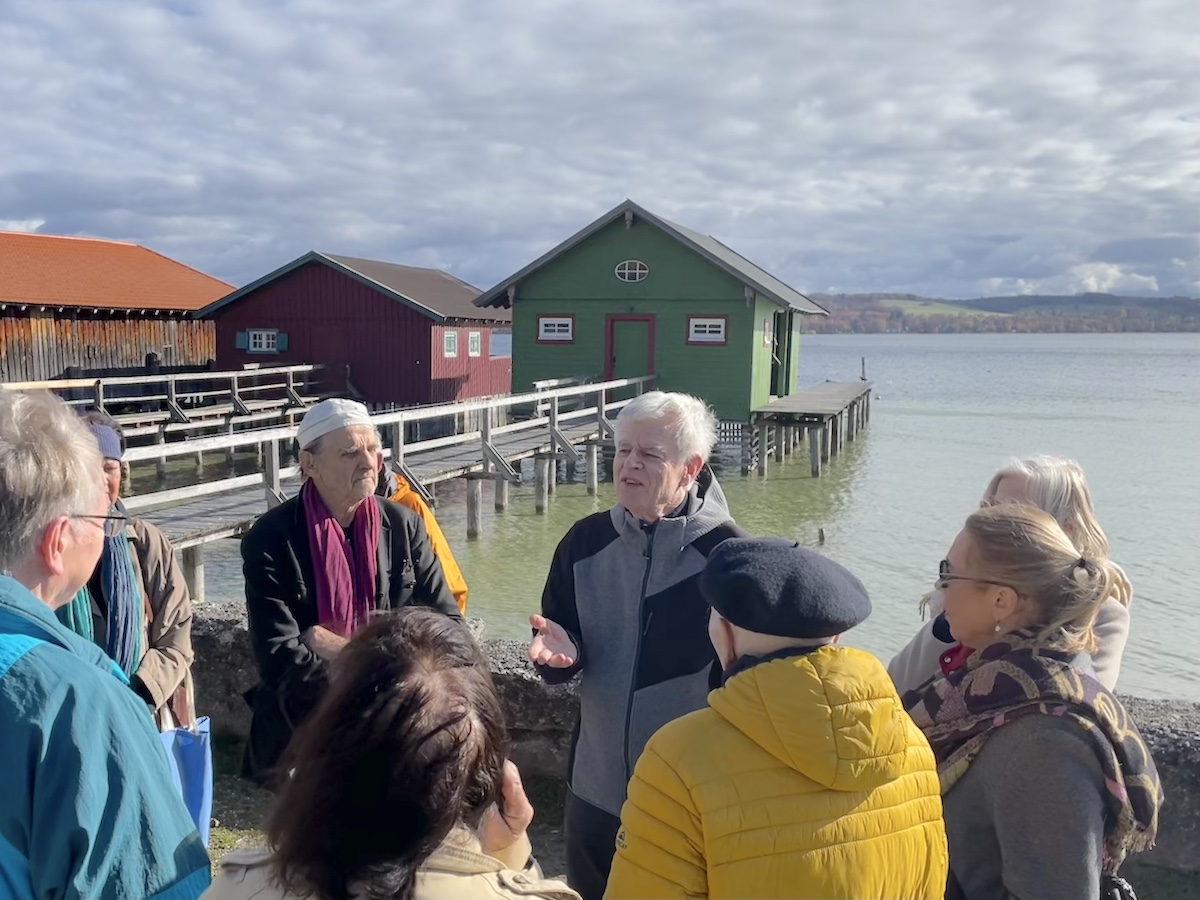Rudolf Amann von der Deutsche Stiftung Denkmalschutz im Gespräch mit Mitgliedern des Vereins Schondorfer Kreis