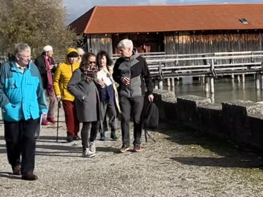 Rudolf Amann von der Deutsche Stiftung Denkmalschutz besichtigt zusammen mit dem Schondorfer Kreis die historische Seeanlage