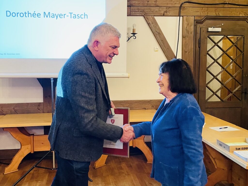 Dorothee Mayer-Tasch vom Verein Schondorfer Kreis wird für ihre Verdienste mit der Ehrennadel der Gemeinde Schondorf ausgezeichnet