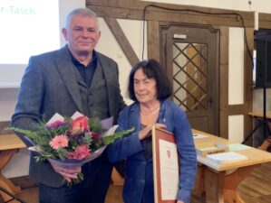 Schondorfs Bürgermeister Alexander Herrmann und Dorothee Mayer-Tasch bei der Verleihung der silbernen Ehrennadel