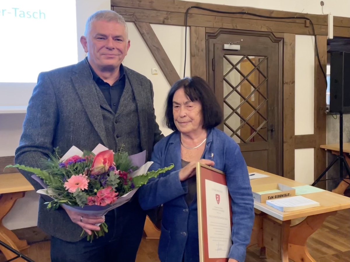 Schondorfs Bürgermeister Alexander Herrmann und Dorothee Mayer-Tasch bei der Verleihung der silbernen Ehrennadel