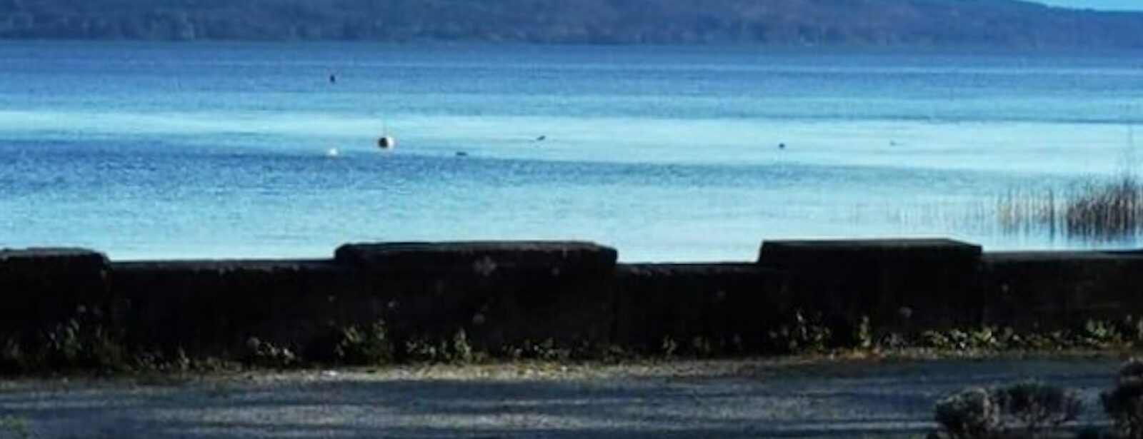 Die historische Ufermauer im Art deco Stil in der Seeanlage von Schondorf am Ammersee