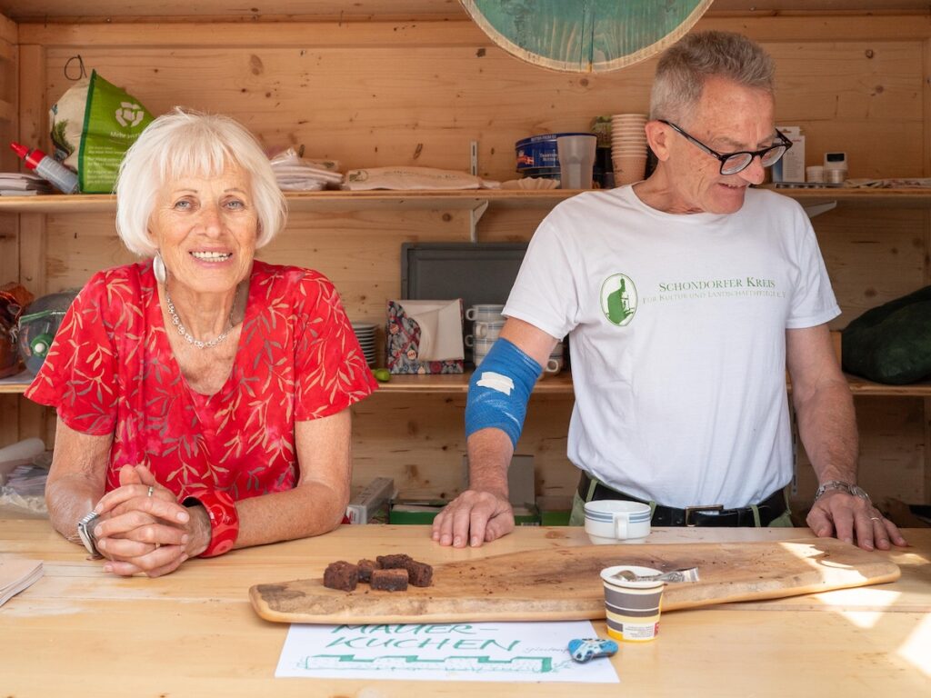Kaffee und Kuchen am Stand des Schondorfer Kreis bei der 1275-Jahr-Feier in Schondorf (Foto: Christa Prechtl)