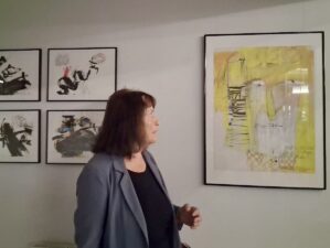 Dorothee Mayer-Tasch vor einem der Bilder von Vater und Tochter Hammer