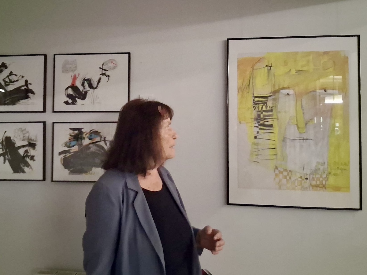Dorothee Mayer-Tasch vor einem der Bilder von Vater und Tochter Hammer